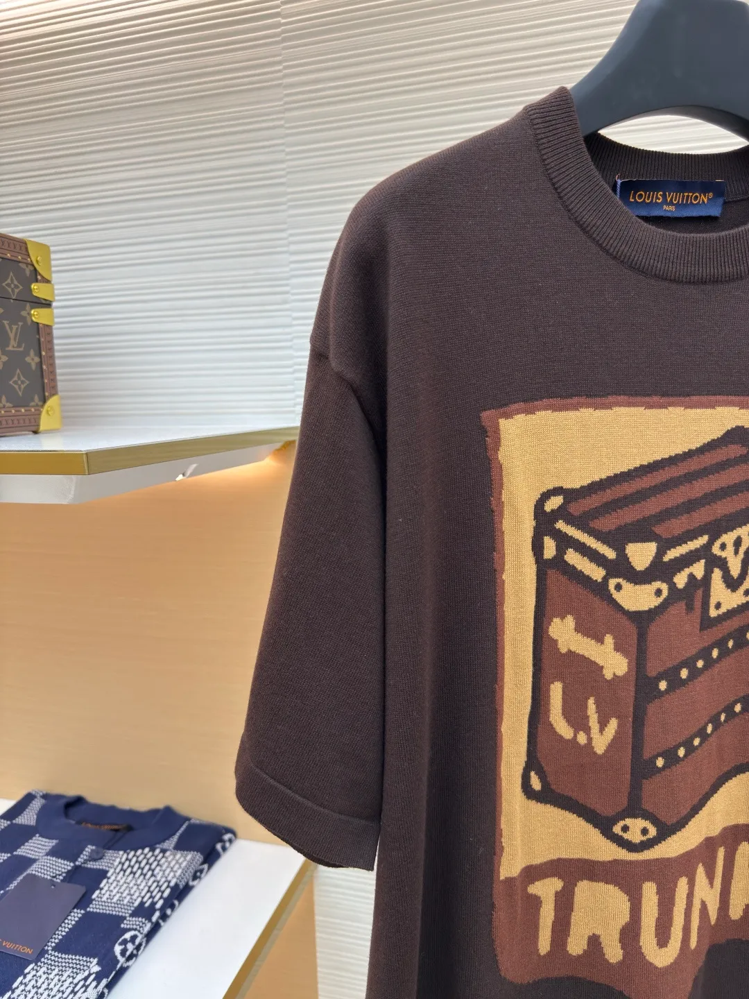 LOUIS VUITTON Hard box floral woolen T-shirt ●Authentic product: Purchased and developed for 7599 ●Item number: 1680183-A55 ●Fabric: combed cotton fabric ●Technology: woven ●Version: fitted version ●Weight: about 315 grams ●Size: XS-S-M-L ●Description: The wool is made of fully refined 100% cotton yarn, which is colored and dyed according to the original version. The experienced painter manually counts 13095 pinholes according to the original 1:1 fine pattern. It is truly perfect 1:1. It is woven using the latest wool hanging machine. During the weaving, 13 sand spits alternate back and forth. During weaving, the number of knitting lines on a single front garment is as high as 4352. There are so many knots in the newly woven garments that it requires manual thread picking, knotting inspection, and random inspection before seam picking. The original main mark, wash mark, details including the height of the wash mark, stitching method, and final ironing are all inspected before packaging and shipment. The overall wiring is straight and delicate, the fabric is comfortable and soft, and the color is consistent without color difference. It can be matched with the same style to create a fashionable look and control various occasions. Customized accessories, complete with three standards, same style for men and women!